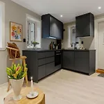 L The Town House